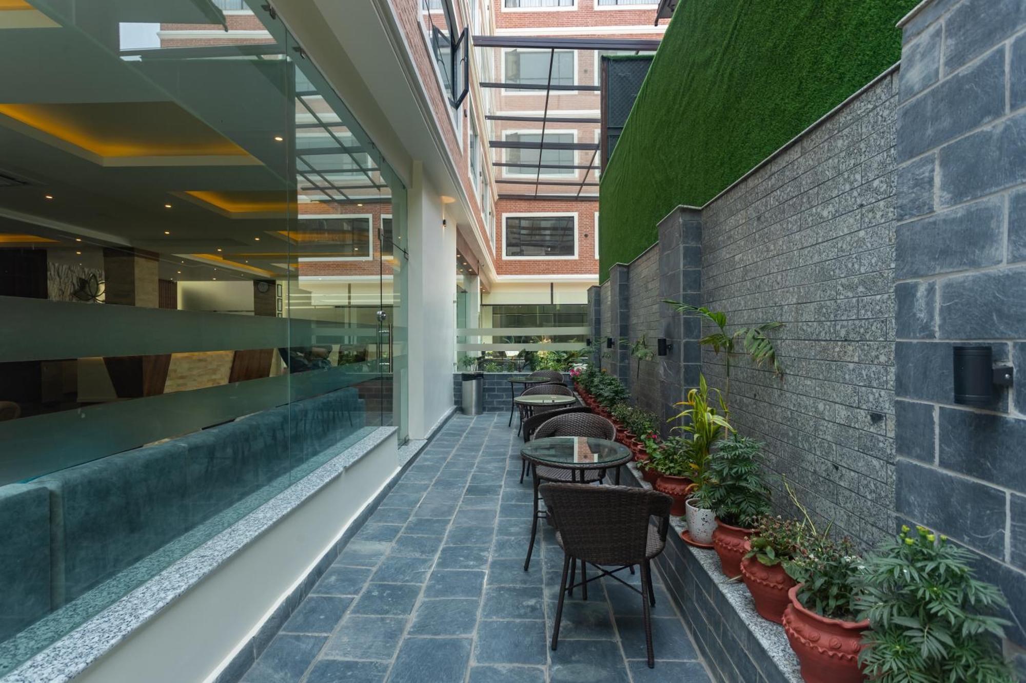 Hotel Crystal Pashupati Катманду Екстер'єр фото
